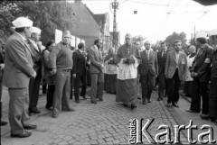 27.06.1981, Poznań, Polska.
25-ta rocznica Czerwca 1956. Przemarsz uczestników uroczystości upamiętniających ofiary. Z przodu idzie kardynał Franciszek Macharski, z prawej Bogdan Ciszak.
Fot. Witold Górka, zbiory Ośrodka KARTA