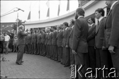 27.06.1981, Poznań, Polska.
Uroczystość upamiętniająca ofiary Czerwca 1956 przed Zakładami Przemysłu Metalowego im. Hipolita Cegielskiego. Występ chóru męskiego.
Fot. Witold Górka, zbiory Ośrodka KARTA
