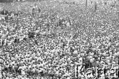 28.06.1981, Poznań, Polska.
Tłum zgromadzony na Placu Adama Mickiewicza podczas uroczystości odsłonięcia Pomnika Ofiar Czerwca 1956.
Fot. Witold Górka, zbiory Ośrodka KARTA