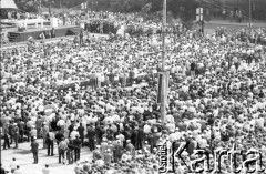 28.06.1981, Poznań, Polska.
Tłum zgromadzony na Placu Adama Mickiewicza podczas uroczystego odsłonięcia Pomnika Ofiar Czerwca 1956.
Fot. Witold Górka, zbiory Ośrodka KARTA