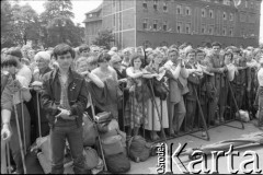 28.06.1981, Poznań, Polska.
Plac Adama Mickiewicza, uczestnicy uroczystości odsłonięcia Pomnika Ofiar Czerwca 1956.
Fot. Witold Górka, zbiory Ośrodka KARTA