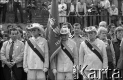 27.06.1981, Poznań, Polska.
Poczet sztandarowy hutników na uroczystości odsłonięcia tablicy upamiętniającej ofiary Czerwca 1956 przed Zakładami Przemysłu Metalowego im. Hipolita Cegielskiego.
Fot. Witold Górka, zbiory Ośrodka KARTA