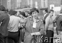 28.06.1981, Poznań, Polska.
Plac Adama Mickiewicza, kobieta na uroczystości odsłonięcia Pomnika Ofiar Czerwca 1956.
Fot. Witold Górka, zbiory Ośrodka KARTA