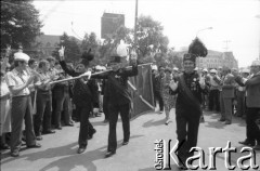 28.06.1981, Poznań, Polska.
Uroczyste odsłonięcie Pomnika Ofiar Czerwca 1956. Górnicy idą ze sztandarem.
Fot. Witold Górka, zbiory Ośrodka KARTA