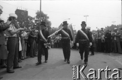 28.06.1981, Poznań, Polska.
Uroczystość odsłonięcia Pomnika Ofiar Czerwca 1956. Poczet sztandarowy kominiarzy.
Fot. Witold Górka, zbiory Ośrodka KARTA