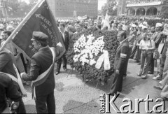 28.06.1981, Poznań, Polska.
Składanie kwiatów pod Pomnikiem Ofiar Czerwca 1956. Na pierwszym planie poczet sztandarowy Wojewódzkiego Przedsiębiorstwa Komunikacyjnego w Poznaniu.
Fot. Witold Górka, zbiory Ośrodka KARTA