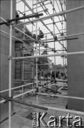 20-27.06.1981, Poznań, Polska.
Prace przy Pomniku Ofiar Czerwca 1956 na Placu Adama Mickiewicza. Na pierwszym planie rusztowanie.
Fot. Witold Górka, zbiory Ośrodka KARTA
