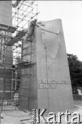 20-27.1981, Poznań, Polska.
Prace wykończeniowe przy Pomniku Ofiar Czerwca 1956 na Placu Adama Mickiewicza. Na rusztowaniu stoi robotnik ze szlifierką.
Fot. Witold Górka, zbiory Ośrodka KARTA