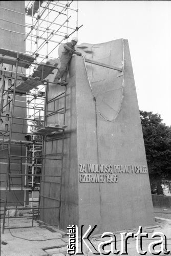 20-27.1981, Poznań, Polska.
Prace wykończeniowe przy Pomniku Ofiar Czerwca 1956 na Placu Adama Mickiewicza. Na rusztowaniu stoi robotnik ze szlifierką.
Fot. Witold Górka, zbiory Ośrodka KARTA