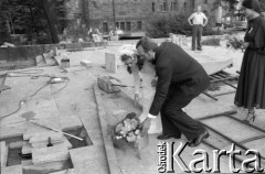 20-27.06.1981, Poznań, Polska.
Plac Adama Mickiewicza - nowożeńcy składają kwiaty na placu budowy Pomnika Ofiar Czerwca 1956.
Fot. Witold Górka, zbiory Ośrodka KARTA
