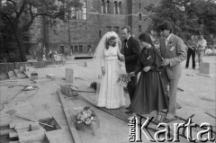 20-27.06.1981, Poznań, Polska.
Plac Adama Mickiewicza - nowożeńcy składają kwiaty na placu budowy Pomnika Ofiar Czerwca 1956.
Fot. Witold Górka, zbiory Ośrodka KARTA