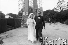 20-27.06.1981, Poznań, Polska.
Plac Adama Mickiewicza - nowożeńcy, którzy złożyli kwiaty pod Pomnikiem Ofiar Czerwca 1956.
Fot. Witold Górka, zbiory Ośrodka KARTA