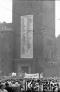 28.06.1981, Poznań, Polska.
Szarfa z nazwiskami ofiar wydarzeń czerwcowych w 1956 r., która zawisła na wieży Zamku Cesarskiego podczas uroczystych obchodów 25. rocznicy Czerwca 1956.
Fot. Witold Górka, zbiory Ośrodka KARTA