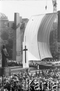 28.06.1981, Poznań, Polska.
Plac Adama Mickiewicza przed uroczystym odsłonięciem Pomnika Ofiar Czerwca 1956. Monument zasłania biało-czerwona flaga.
Fot. Witold Górka, zbiory Ośrodka KARTA