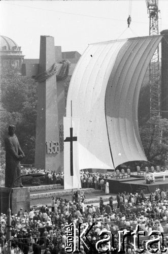 28.06.1981, Poznań, Polska.
Plac Adama Mickiewicza przed uroczystym odsłonięciem Pomnika Ofiar Czerwca 1956. Monument zasłania biało-czerwona flaga.
Fot. Witold Górka, zbiory Ośrodka KARTA