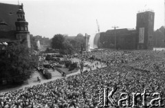 28.06.1981, Poznań, Polska.
Tłum zgromadzony na uroczystości odsłonięcia Pomnika Ofiar Czerwca 1956. Monument zasłania biało-czerwona flaga.
Fot. Witold Górka, zbiory Ośrodka KARTA