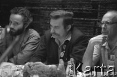 Czerwiec 1981, Poznań, Polska.
Dyskusja związana z obchodami 25. rocznicy Czerwca 1956. Na zdjęciu od lewej: NN, Lech Wałęsa, Jarosław Maciejewski.
Fot. Witold Górka, zbiory Ośrodka KARTA