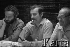 Czerwiec 1981, Poznań, Polska.
Dyskusja związana z obchodami 25. rocznicy Czerwca 1956. Siedzą od lewej: NN, Lech Wałęsa i Jarosław Maciejewski.
Fot. Witold Górka, zbiory Ośrodka KARTA