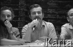 Czerwiec 1981, Poznań, Polska.
Dyskusja związana z obchodami 25. rocznicy Czerwca 1956. Siedzą od lewej: NN, Lech Wałęsa i Jarosław Maciejewski.
Fot. Witold Górka, zbiory Ośrodka KARTA