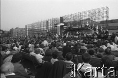 27.06.1981, Poznań, Polska.
Msza święta podczas uroczystości odsłonięcia tablicy pamiątkowej ku czci Ofiar Czerwca 1956 przed Zakładami Przemysłu Metalowego im. Hipolita Cegielskiego.
Fot. Witold Górka, zbiory Ośrodka KARTA