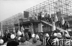 27.06.1981, Poznań, Polska.
Msza święta podczas uroczystości odsłonięcia tablicy pamiątkowej ku czci Ofiar Czerwca 1956 przed Zakładami Przemysłu Metalowego im. Hipolita Cegielskiego. Homilię wygłosił kardynał Franciszek Macharski. Na schodach poczty sztandarowe.
Fot. Witold Górka, zbiory Ośrodka KARTA