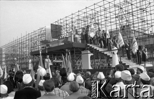 27.06.1981, Poznań, Polska.
Msza święta podczas uroczystości odsłonięcia tablicy pamiątkowej ku czci Ofiar Czerwca 1956 przed Zakładami Przemysłu Metalowego im. Hipolita Cegielskiego. Homilię wygłosił kardynał Franciszek Macharski. Na schodach poczty sztandarowe.
Fot. Witold Górka, zbiory Ośrodka KARTA