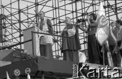 27.06.1981, Poznań, Polska.
Msza święta podczas uroczystości odsłonięcia tablicy pamiątkowej ku czci Ofiar Czerwca 1956 przed Zakładami Przemysłu Metalowego im. Hipolita Cegielskiego. Homilię wygłosił kardynał Franciszek Macharski.
Fot. Witold Górka, zbiory Ośrodka KARTA