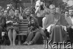27.06.1981, Poznań, Polska.
Kardynał Franciszek Macharski i Bogdan Ciszak (1. z prawej) na uroczystości upamiętniającej ofiary Czerwca 1956 przed Zakładami Przemysłu Metalowego im. Hipolita Cegielskiego. 
Fot. Witold Górka, zbiory Ośrodka KARTA