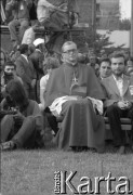 27.06.1981, Poznań, Polska.
Kardynał Franciszek Macharski i Bogdan Ciszak podczas uroczystości upamiętniającej ofiary Czerwca 1956 przed główną bramą Zakładów Przemysłu Metalowego im. Hipolita Cegielskiego.
Fot. Witold Górka, zbiory Ośrodka KARTA