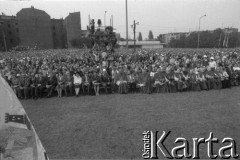 27.06.1981, Poznań, Polska.
Uczestnicy uroczystości upamiętniającej ofiary Czerwca 1956 przed Zakładami Przemysłu Metalowego im. Hipolita Cegielskiego.
Fot. Witold Górka, zbiory Ośrodka KARTA