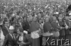 27.06.1981, Poznań, Polska.
Uczestnicy uroczystości upamiętniającej ofiary Czerwca 1956 przed Zakładami Przemysłu Metalowego im. Hipolita Cegielskiego. W pierwszym rzędzie 1. z lewej stoi kardynał Franciszek Macharski.
Fot. Witold Górka, zbiory Ośrodka KARTA