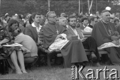 27.06.1981, Poznań, Polska.
Uczestnicy uroczystości upamiętniającej ofiary Czerwca 1956 przed Zakładami Przemysłu Metalowego im. Hipolita Cegielskiego. W środku siedzi kardynał Franciszek Macharski obok Bogdan Ciszak.
Fot. Witold Górka, zbiory Ośrodka KARTA