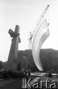 27-28.06.1981, Poznań, Polska.
Przygotowania do uroczystości odsłonięcia Pomnika Ofiar Czerwca 1956. Na dźwigu obok monumentu wisi biało-czerwona flaga.
Fot. Witold Górka, zbiory Ośrodka KARTA