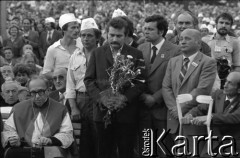 27.06.1981, Poznań, Polska.
Uroczystość upamiętniająca ofiary Czerwca 1956 przed Zakładami Przemysłu Metalowego im. Hipolita Cegielskiego. Z kwiatami stoi lech Wałęsa.
Fot. Witold Górka, zbiory Ośrodka KARTA