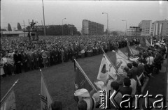 27.06.1981, Poznań, Polska.
Uroczystość odsłonięcia tablicy upamiętniającej ofiary Czerwca 1956 przed Zakładami Przemysłu Metalowego im. Hipolita Cegielskiego. Na pierwszym planie poczty sztandarowe.
Fot. Witold Górka, zbiory Ośrodka KARTA