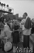 27.06.1981, Poznań, Polska.
Uroczystość odsłonięcia tablicy upamiętniającej ofiary Czerwca 1956 przed Zakładami Przemysłu Metalowego im. Hipolita Cegielskiego. Komunii świętej udziela kardynał Franciszek Macharski.
Fot. Witold Górka, zbiory Ośrodka KARTA