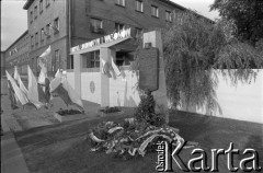 Ok. 27.06.1981, Poznań, Polska.
Tablica pamiątkowa ku czci ofiar Czerwca 1956 przed Fabryką Lokomotyw i Wagonów, odsłonięta 27 czerwca 1981 roku.
Fot. Witold Górka, zbiory Ośrodka KARTA