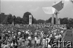 28.06.1981, Poznań, Polska.
Plac Adama Mickiewicza w dniu uroczystego odsłonięcia pomnika Ofiar Czerwca 1956.
Fot. Witold Górka, zbiory Ośrodka KARTA