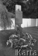 Ok. 27.06.1981, Poznań, Polska.
Tablica pamiątkowa ku czci ofiar Czerwca 1956 przed Fabryką Lokomotyw i Wagonów, odsłonięta 27 czerwca 1981 roku.
Fot. Witold Górka, zbiory Ośrodka KARTA