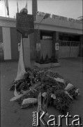 Ok. 27.06.1981, Poznań, Polska.
Tablica pamiątkowa ku czci ofiar Czerwca 1956 przed Zakładami Przemysłu Metalowego im. Hipolita Cegielskiego, odsłonięta 27 czerwca 1981 roku. Napis na tablicy: 