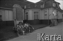 Ok. 27.06.1981, Poznań, Polska.
Tablica pamiątkowa ku czci ofiar Czerwca 1956 przed Zakładami Naprawy Taboru Kolejowego, odsłonięta 27 czerwca 1981 roku. Napis na tablicy: 