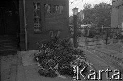 27.06.1981, Poznań, Polska.
Tablica pamiątkowa ku czci ofiar Czerwca 1956 przed zajezdnią tramwajową na ul. Gajowej. Napis na tablicy: 