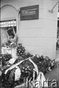 27.06.1981, Poznań, Polska.
Tablica pamiątkowa ku czci Romka Strzałkowskiego, który zginął podczas wydarzeń Czerwca 1956. Pod tablicą kwiaty i wieńce.
Fot. Witold Górka, zbiory Ośrodka KARTA
