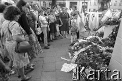 27.06.1981, Poznań, Polska.
Ludzie zgromadzeni przed kamienicą, gdzie odsłonięta została tablica upamiętniająca Romka Strzałkowskiego, który zginął podczas wydarzeń Czerwca 1956.
Fot. Witold Górka, zbiory Ośrodka KARTA