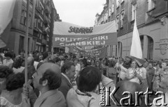 27.06.1981, Poznań, Polska.
Uczestnicy uroczystości odsłonięcia tablicy upamiętniającej Romka Strzałkowskiego, który zginął podczas wydarzeń Czerwca 1956. Widoczne transparenty z hasłami: 
