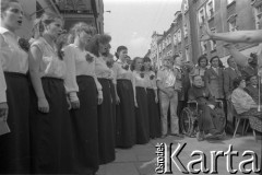 27.06.1981, Poznań, Polska.
Uroczystość odsłonięcia tablicy pamiątkowej ku czci Romka Strzałkowskiego, który zginął podczas wydarzeń Czerwca 1956. Występ chóru. Z lewej siedzą Anna Strzałkowska i Stanisław Matyja.
Fot. Witold Górka, zbiory Ośrodka KARTA