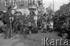 27.06.1981, Poznań, Polska.
Uroczystość odsłonięcia tablicy pamiątkowej ku czci Romka Strzałkowskiego, który zginął podczas wydarzeń Czerwca 1956. Przemawia Stanisław Matyja.
Fot. Witold Górka, zbiory Ośrodka KARTA