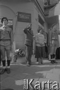 27.06.1981, Poznań, Polska.
Uroczystość odsłonięcia tablicy upamiętniającej Romka Strzałkowskiego. W środku stoi Anna Strzałkowska.
Fot. Witold Górka, zbiory Ośrodka KARTA