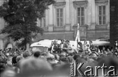 Lipiec 1981, Kraków, Polska.
Spotkanie z Lechem Wałęsą na Rynku Głównym. Obok Wałęsy stoi (z mikrofonem) Mieczysław Tutaj, z tyłu Henryk Mażul.
Fot. Witold Górka, zbiory Ośrodka KARTA