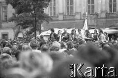 Lipiec 1981, Kraków, Polska.
Spotkanie z Lechem Wałęsą na Rynku Głównym. Obok Wałęsy stoi Mieczysław Tutaj, z tyłu Henryk Mażul.
Fot. Witold Górka, zbiory Ośrodka KARTA